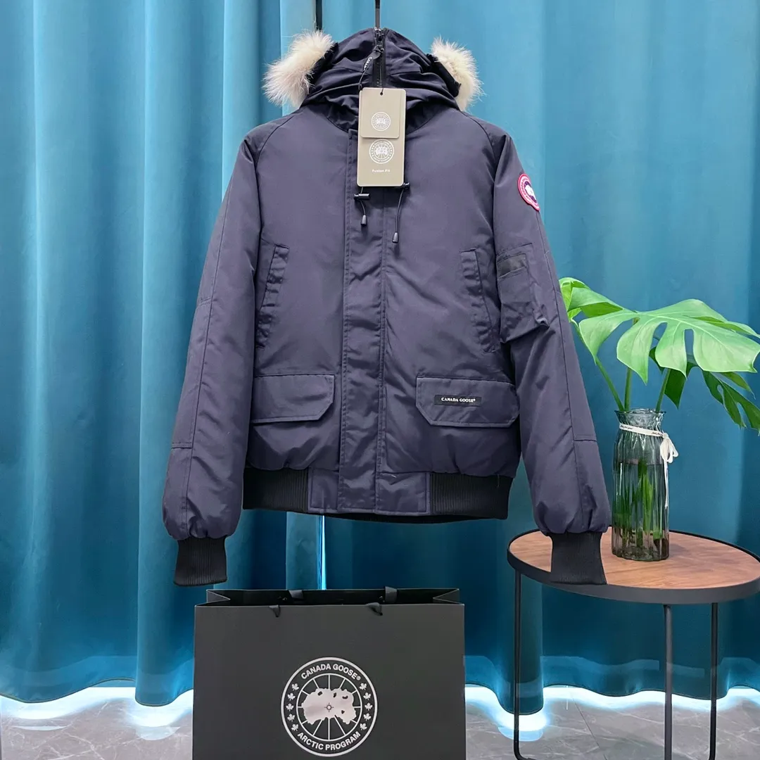 P760 Canada Goose➡️Canada🦢 Down Jacket The fabric is made of Feather-Light 10D waterproof coated fabric. It is made of 84.5 polyester fiber and 15.5 cotton. The surface is treated with a special Teflon protective coating produced by DuPont to be windproof and splash-proof, and makes the clothing anti-pollution and long-lasting. The fur collar is made of imported coyote hair. Green wolf breed is thick and luxurious. High fluffiness. The coat color is green and bright. Original Yoshida Kogyo Kabushikigaisha zipper, top-grade zinc alloy electroplated zipper with the highest specification. Using precise Japanese craftsmanship, raw materials and management methods. Each zipper can withstand 100,000+ openings and closings. Ask Anyne Shoknows holographic laser anti-counterfeiting label. Main label double-line 9-needle locking stranded embroidery. Electronic digital automatic embroidery. Maple leaves with sharp edges. One-piece seamless cuffs. The original version is consistent with the official length of 13cm. All seals are marked with dates. All inner liner are overcoated. Overcoating means sewing the entire inner liner. On the one hand, it is to prevent the velvet from running off. On the other hand, it can keep the stiffness of the clothes. Same style for men and women. Size: XS S M L XL XXL